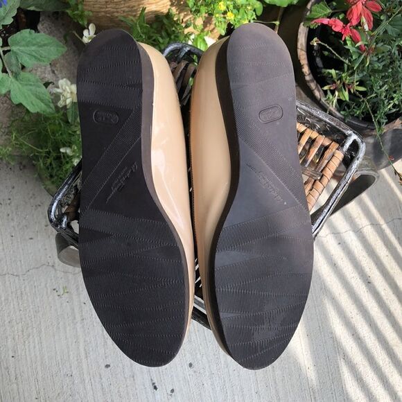 My Ferragamo Italian Designer Nude Patent Leather Flats - Picture 6 of 10